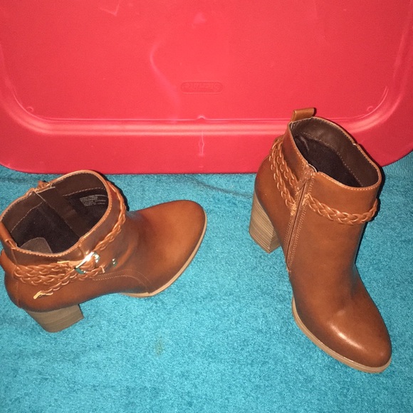 Gorgeous NWT is boots Cognac color zipper on side - Picture 5 of 6